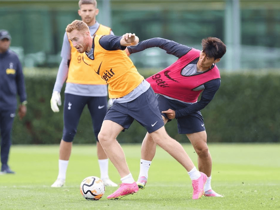 太阳报：萨卡求婚成功，相恋五年女友收超大钻戒（太阳报：萨卡成功求婚，交往五年女友获赠巨型钻戒）