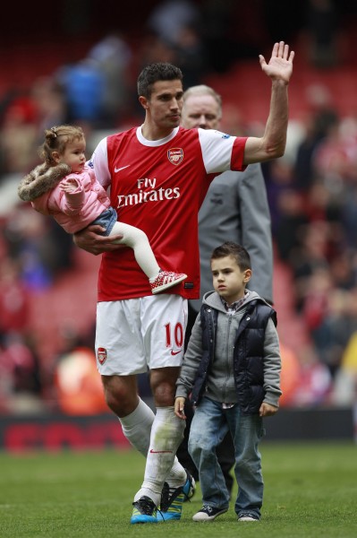 半场：热那亚1-1佛罗伦萨，厄斯蒂高破门，古德蒙德松点射（半场战平：热那亚1-1佛罗伦萨，厄斯蒂高建功，古德蒙德松点球命中）