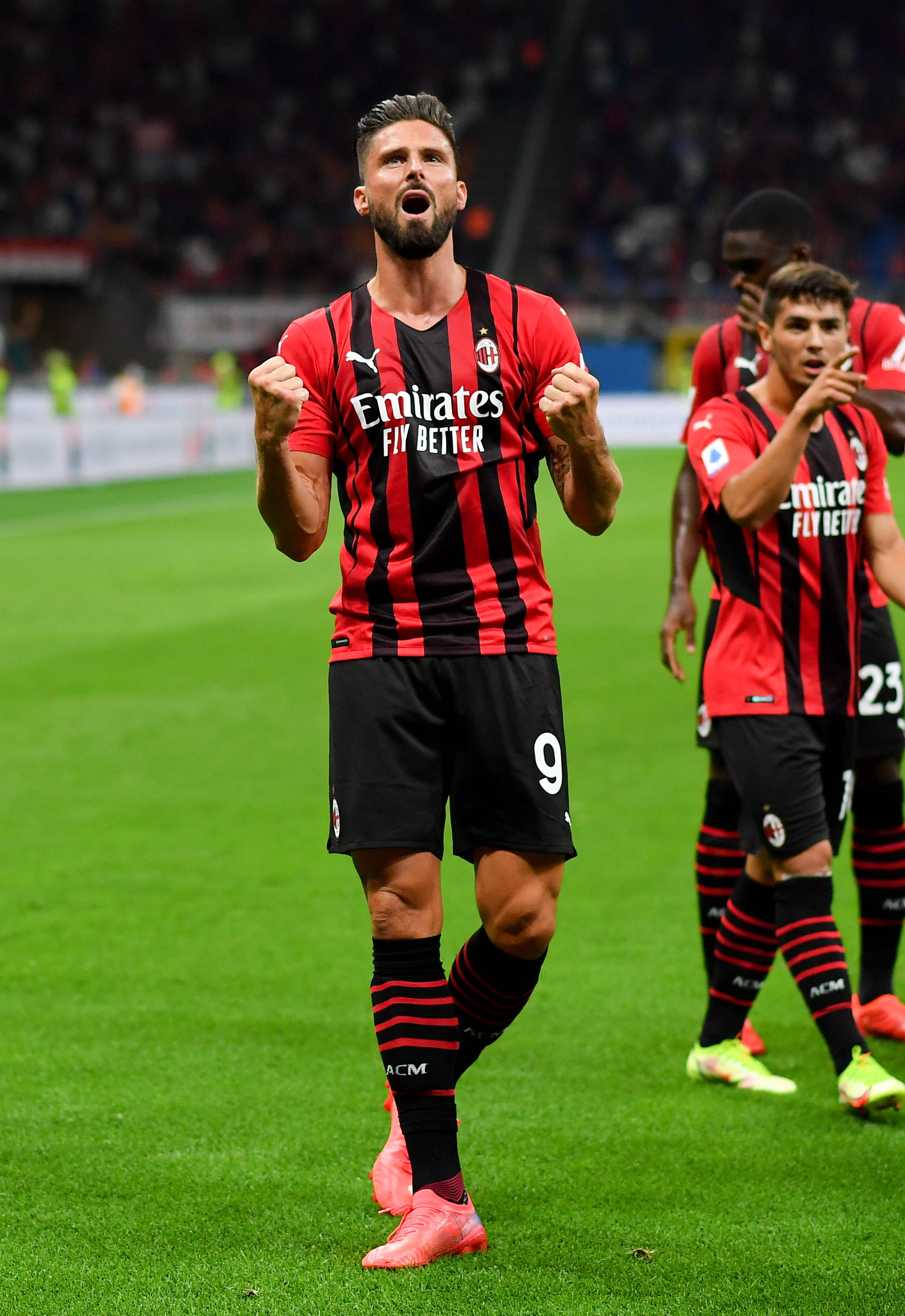 阿斯报谈英格兰10号位竞争：罗杰斯目前是贝林厄姆的最大威胁（阿斯报：英格兰10号位之争，罗杰斯成贝林厄姆最大对手）