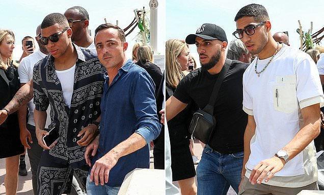 每体：费尔明出席家乡的巴萨及个人球迷协会成立活动，为球迷签名（每体：费尔明回到家乡见证巴萨与个人球迷会成立，亲为球迷签名）