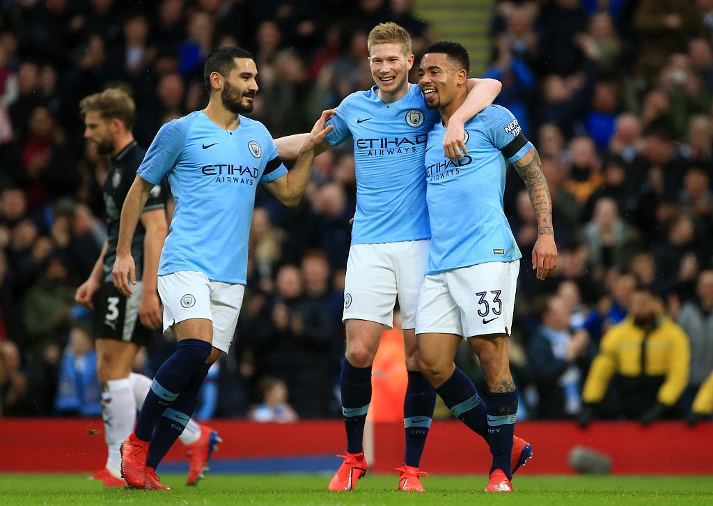 湖人浓眉哥篮下统治球队获胜（浓眉哥内线称霸助湖人取胜）