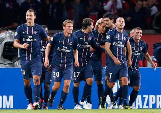 足球国足球迷自发制作横幅，为球队打气（国足球迷自发制作横幅为球队加油）