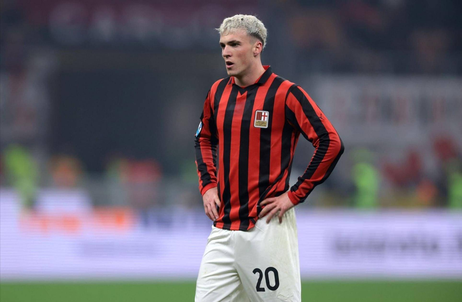 拼劲十足，多库17岁时曾与孔帕尼进行一对一单挑（17岁多库斗志十足，曾与孔帕尼上演一对一对决）