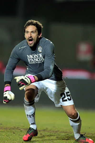 掘金约基奇豪取三双助球队连胜（约基奇轰三双 助掘金延续连胜势头）