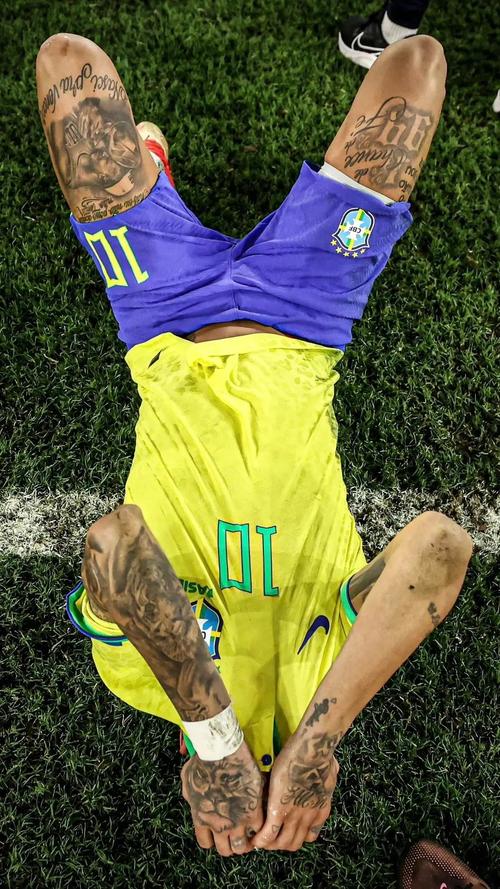 巴萨官方：美国服装品牌AMIRI成为俱乐部官方正装合作伙伴（巴萨官宣AMIRI成俱乐部官方正装合作伙伴）