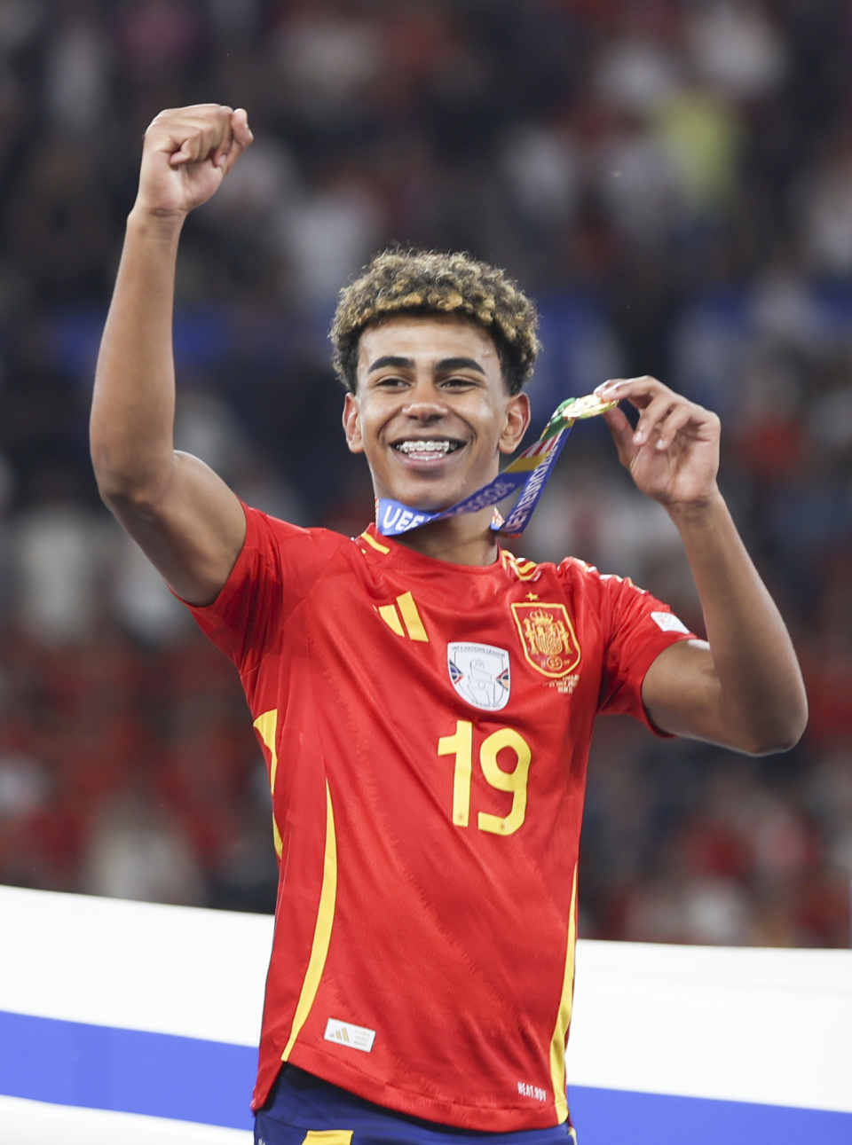 曼联对阵西汉姆联：德利赫特缺席，阿莫林调整阵容迎战（曼联迎战西汉姆：德利赫特缺阵，阿莫林变阵出击）