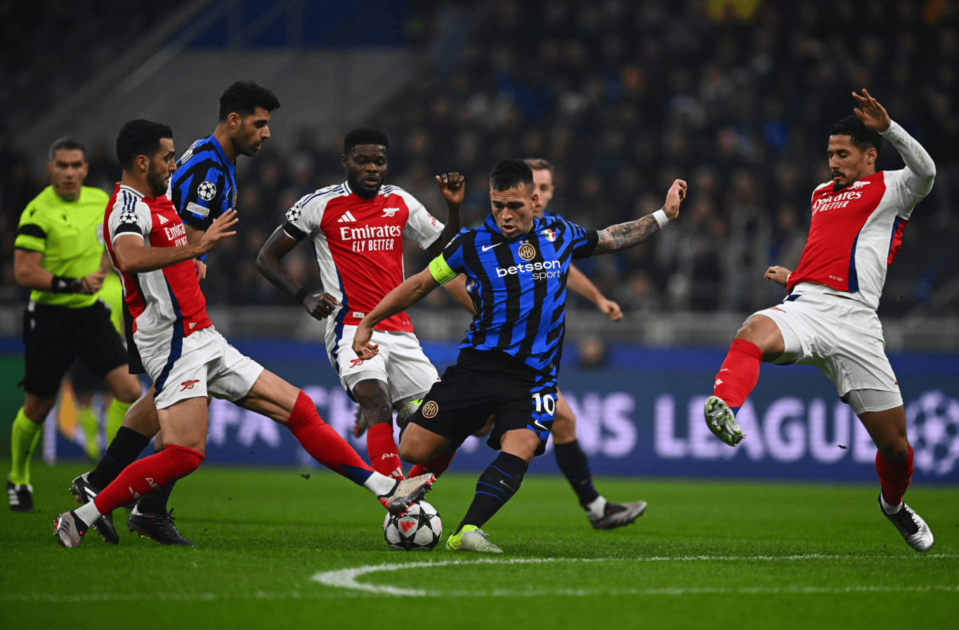 2025赛季，成都蓉城以红焰为刃、热血为甲，在三...（2025赛季，成都蓉城执赤焰为锋、披热血为甲，燃魂出征）