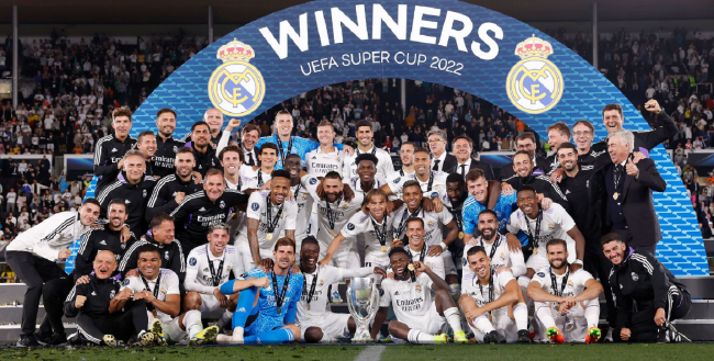 男篮传奇得分后卫曾对科比砍20分，800度近视神准投篮